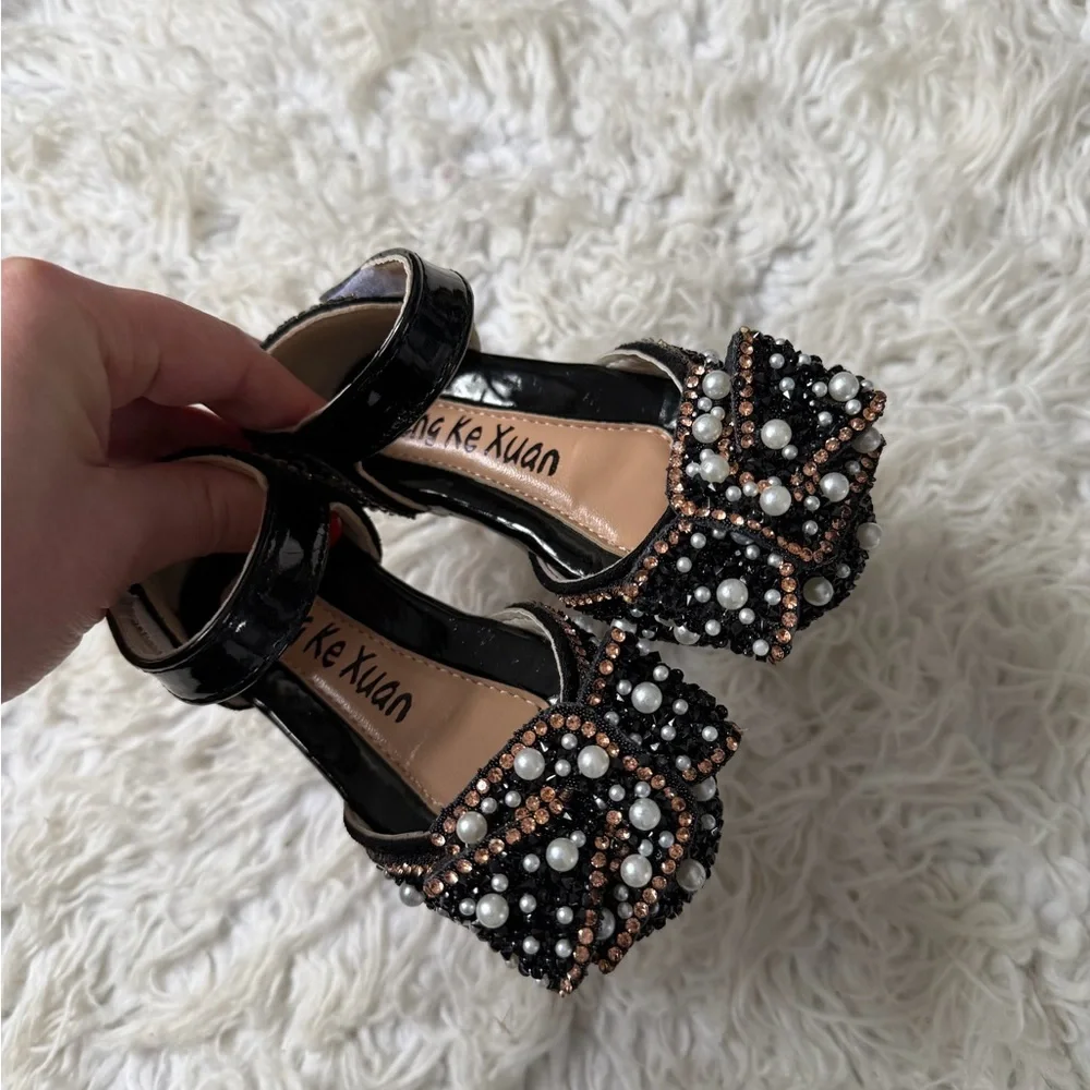 Elegant Black Kids Shoes with Pearl Detailing